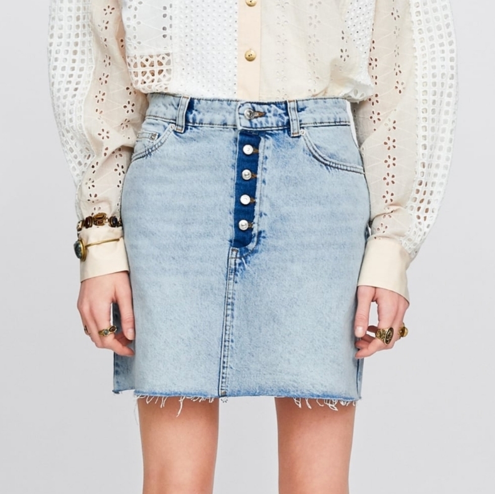 EUC Zara Light Wash Jean Mini Skirt Frayed Button Fly Women's Size Small